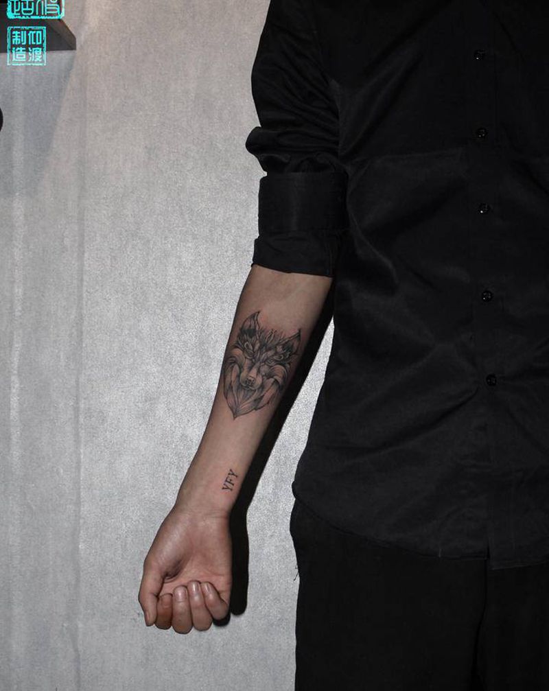 小臂几何纹身图片_手臂纹身图案