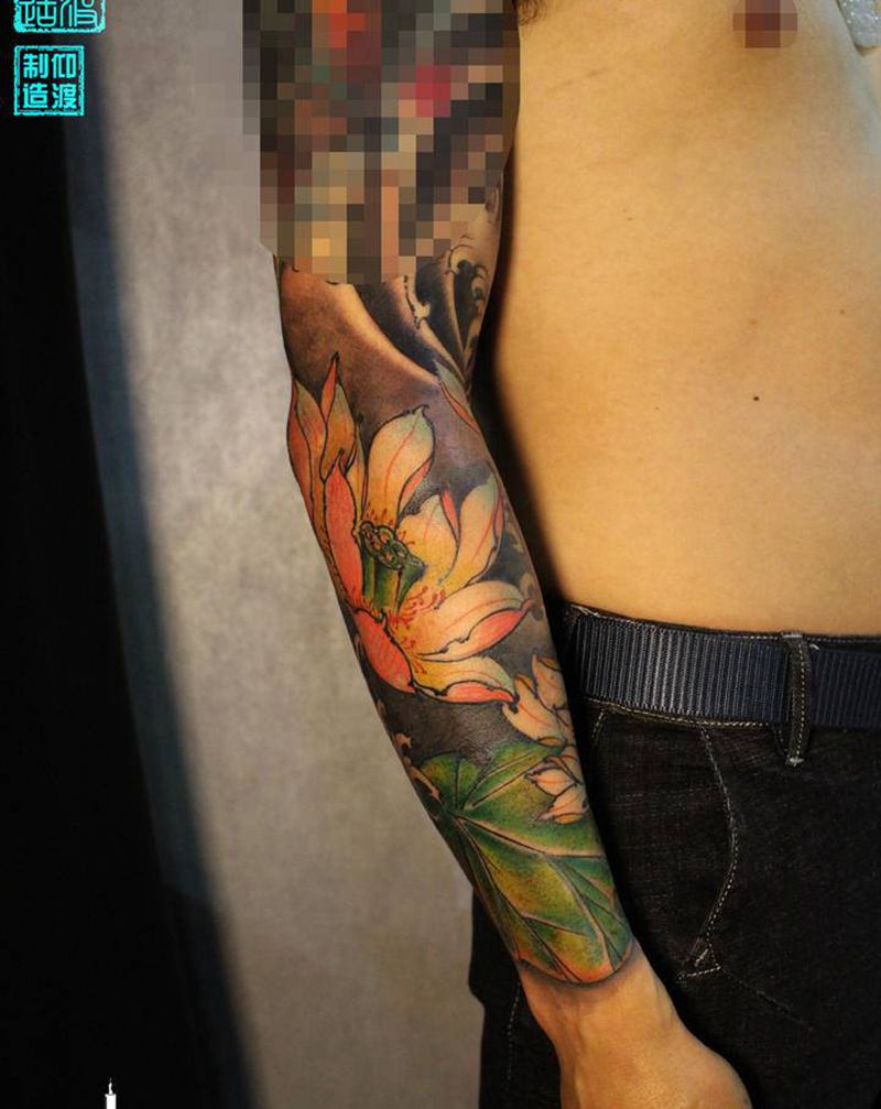 新传统/荷花纹身图片_手臂新传统纹身图案
