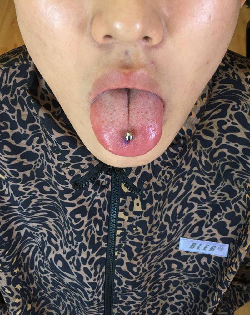 穿孔纹身图片_胸部几何纹身图案