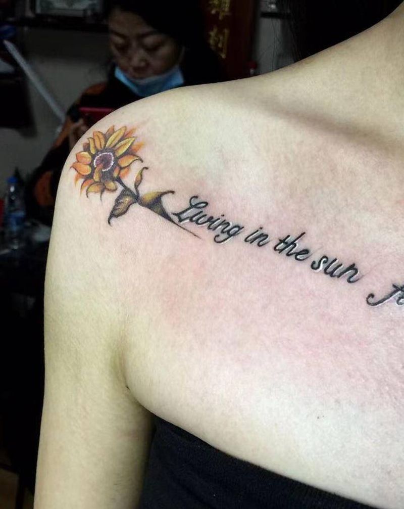 向阳而生纹身图片_胸部水彩纹身图案