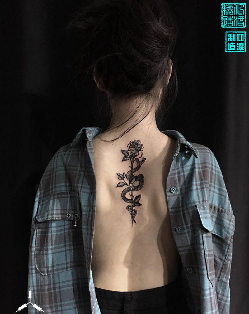 美女玫瑰与蛇纹身图片_背部纹身图案