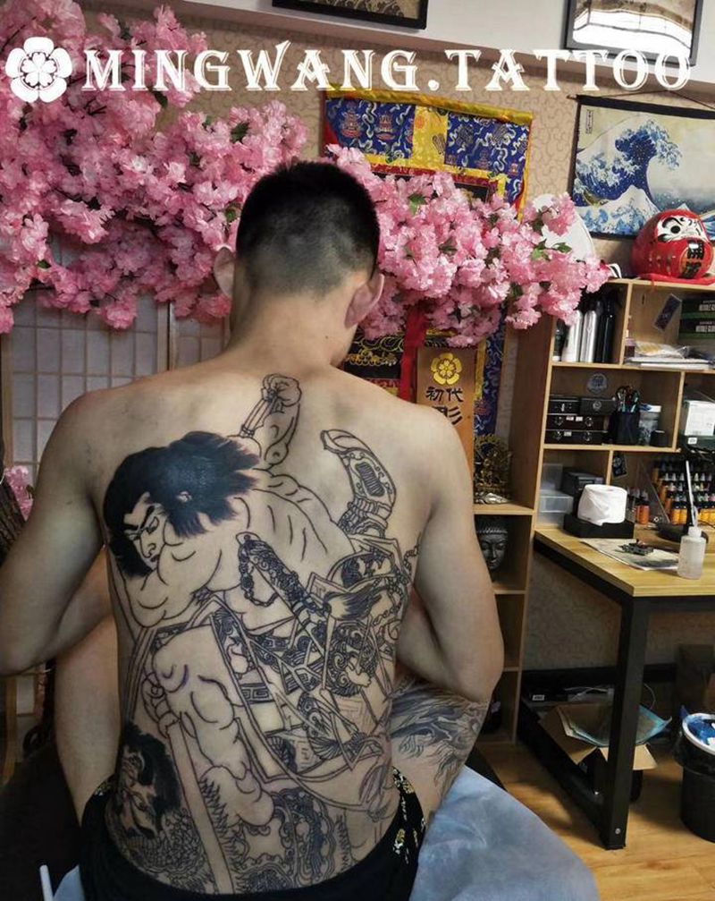 老传统满背割线纹身图片_老传统纹身图案