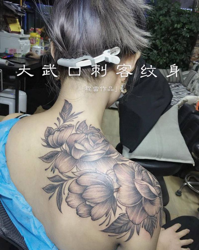 素花纹身图片_肩部纹身图案