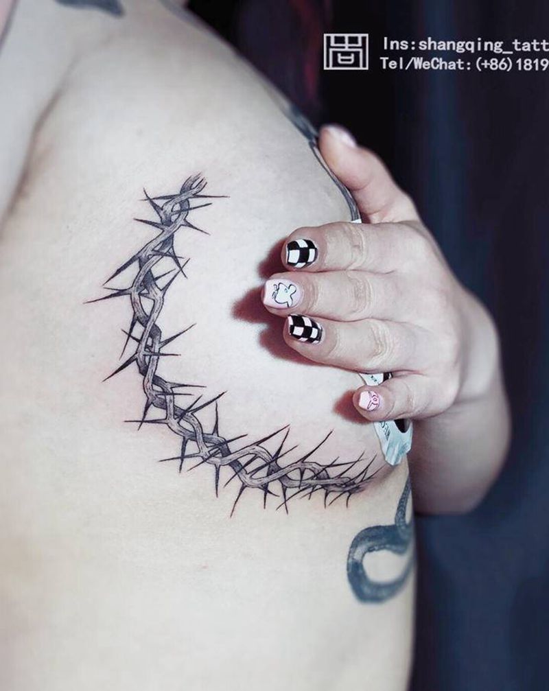 荆棘纹身图片_胸部几何点刺荆棘纹身图案