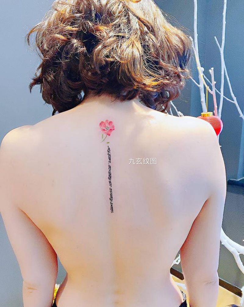 字母小花纹身图片_背部水彩纹身图案
