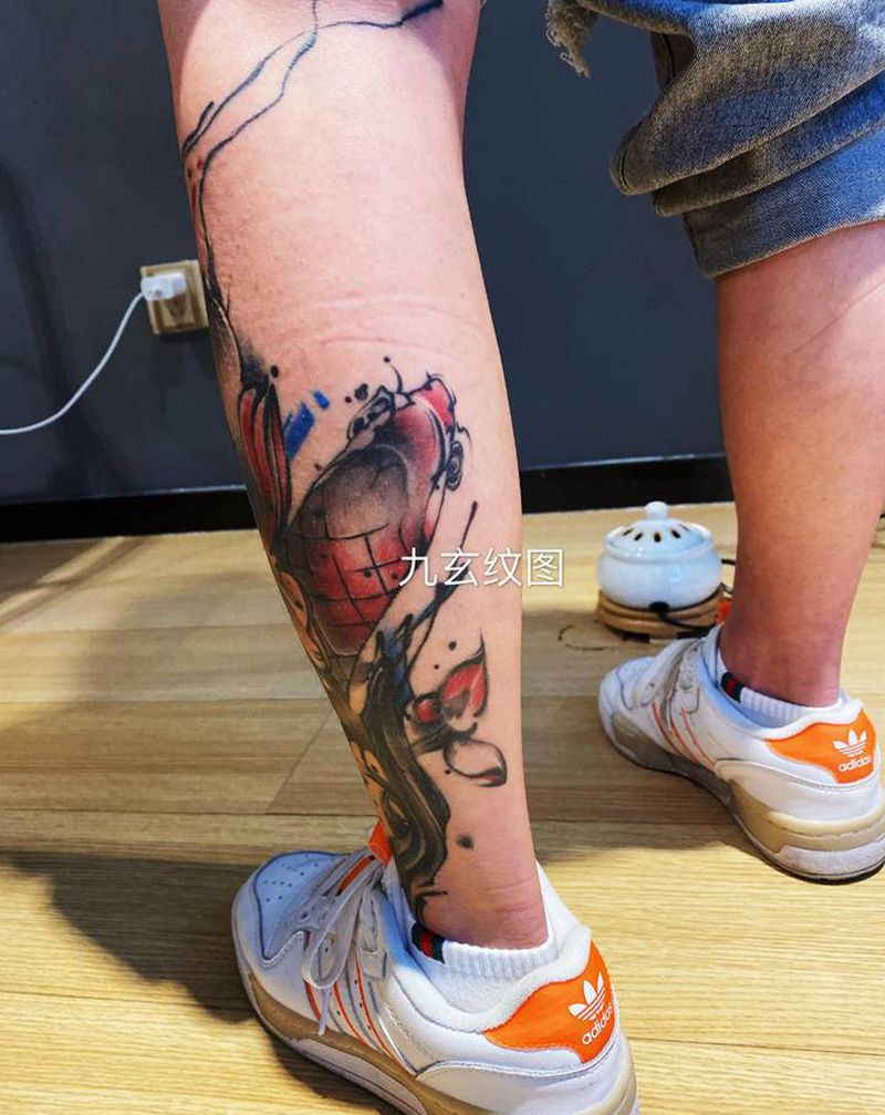 水墨鱼纹身图片_腿部新传统水墨纹身图案