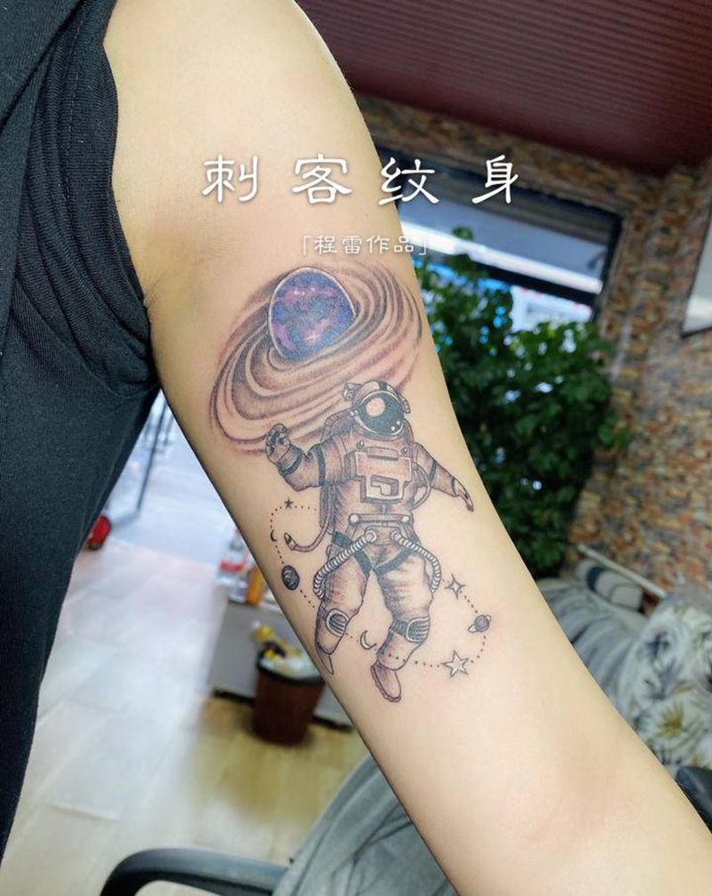 宇航员纹身图片_手臂纹身图案