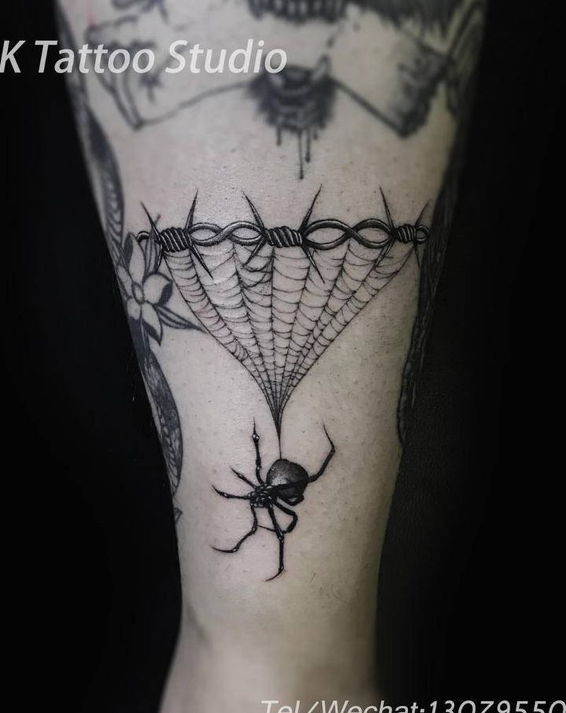 蜘蛛纹身图片_腿部纹身图案