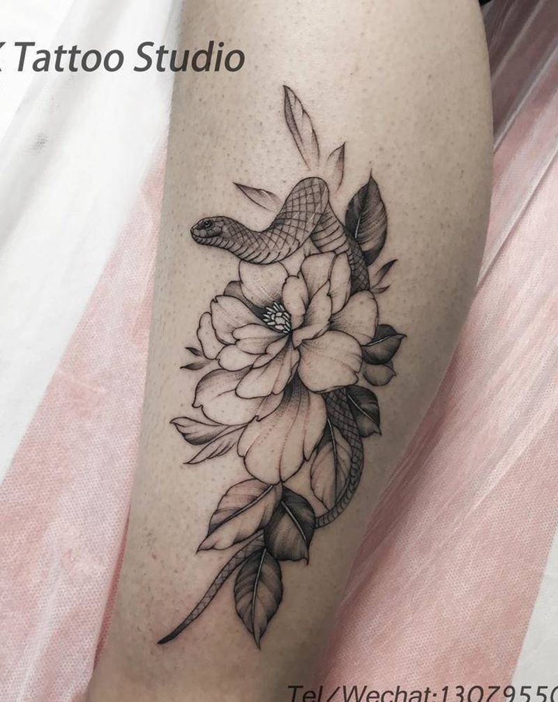 蛇与花纹身图片_腿部纹身图案