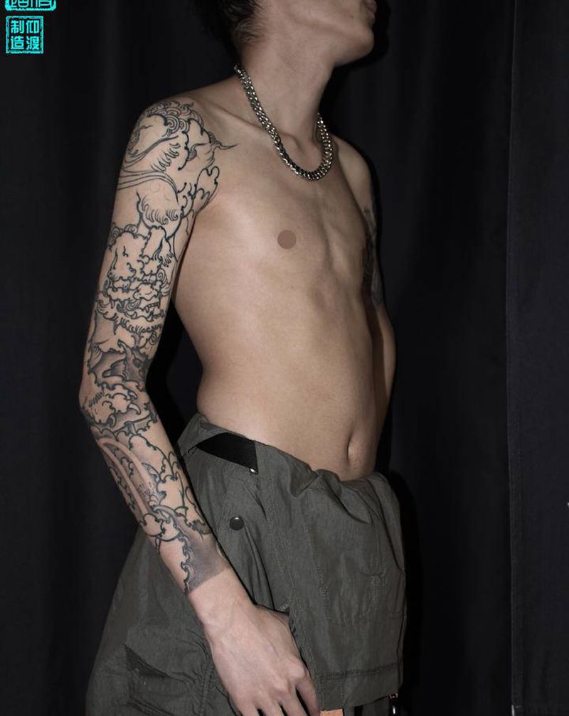 新传统／唐狮／小臂黑灰部分恢复后纹身图片_手臂新传统纹身图案