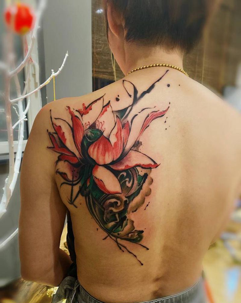 荷纹身图片_肩部水彩水墨纹身图案