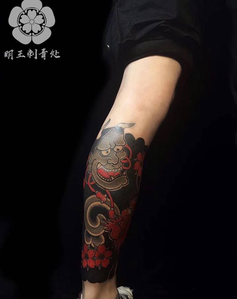 复古传统包小图纹身图片_腿部老传统纹身图案