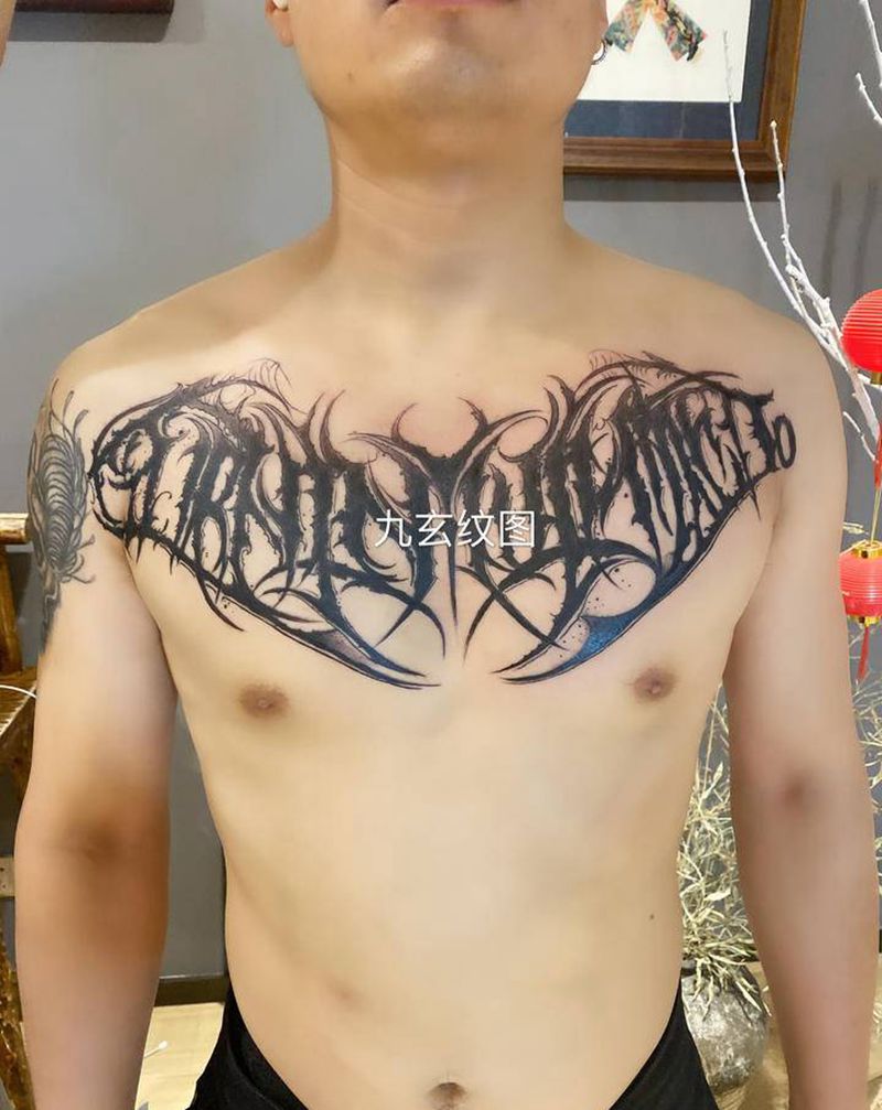 前胸花体英文字纹身图片_胸部花体字纹身图案