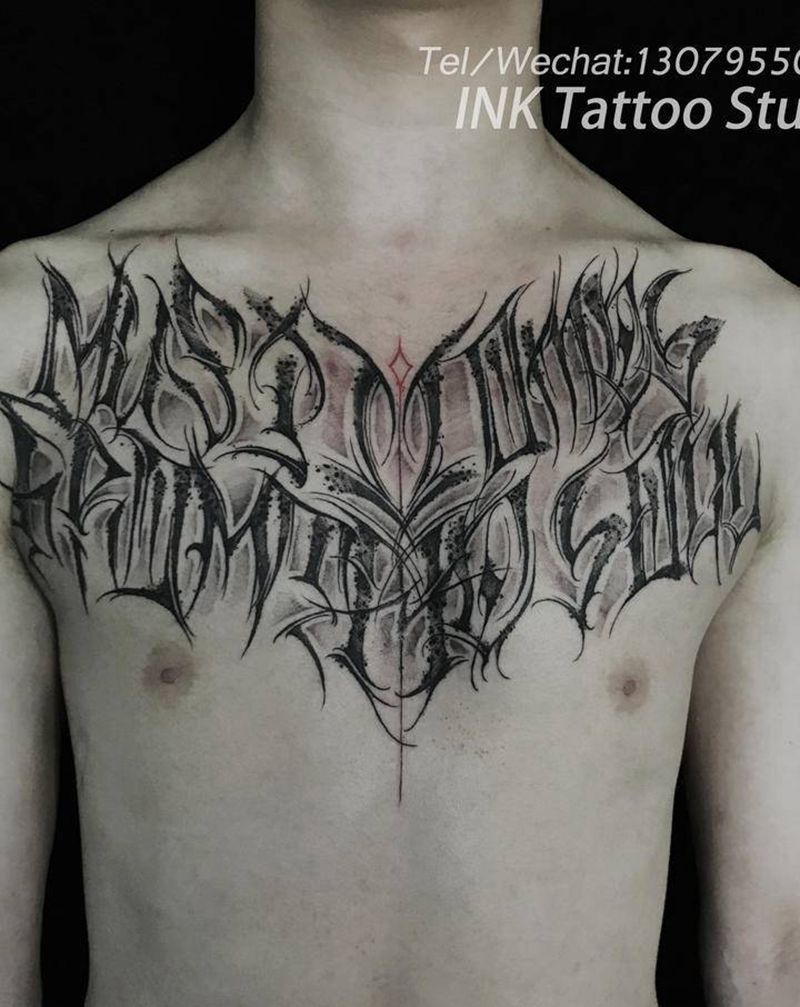 暗黑纹身图片_胸部花体字纹身图案