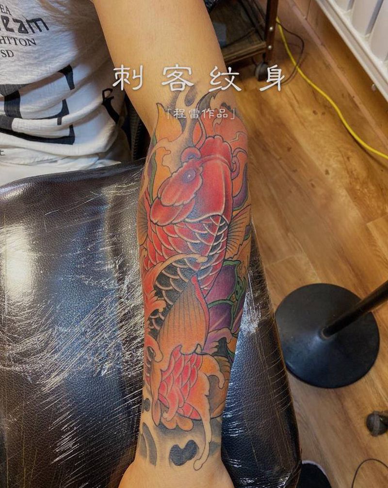锦鲤纹身图片_手臂新传统纹身图案