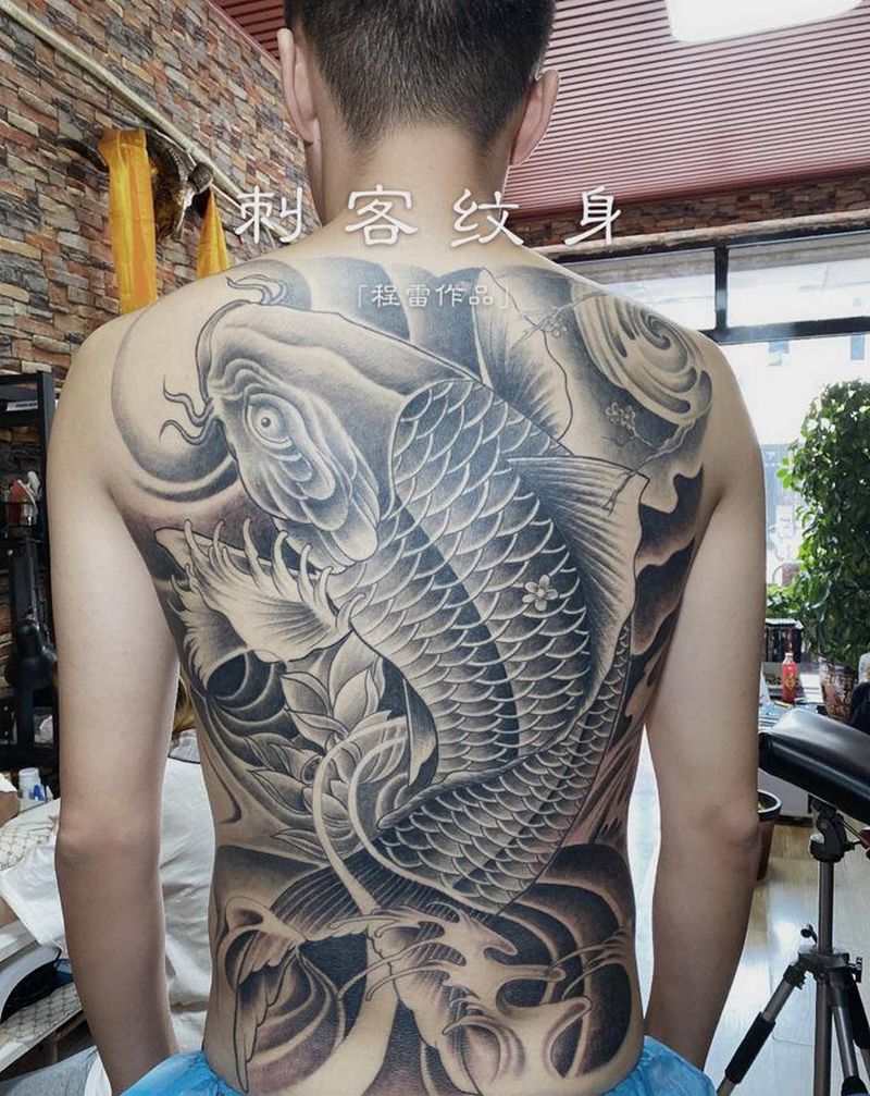 满背鲤鱼纹身图片_背部纹身图案