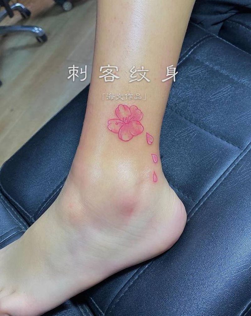 小花纹身图片_腿部纹身图案