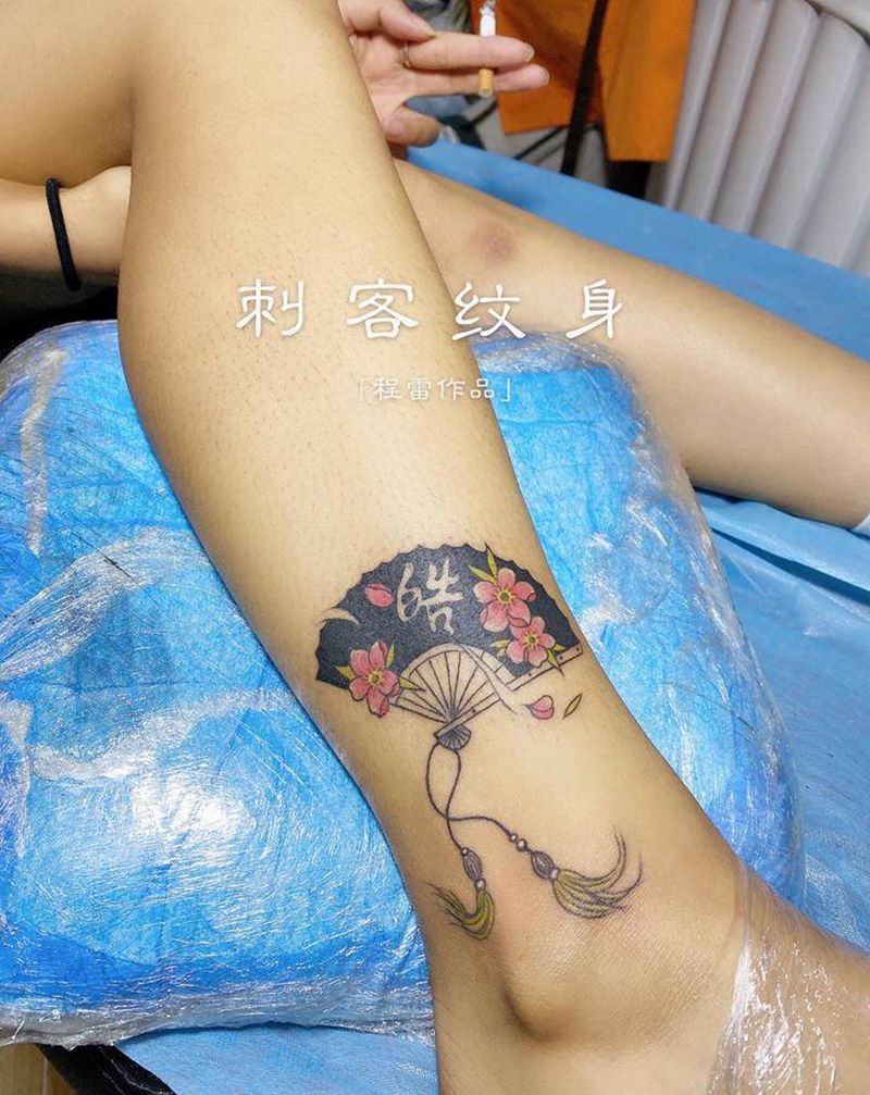 小扇子纹身图片_腿部纹身图案