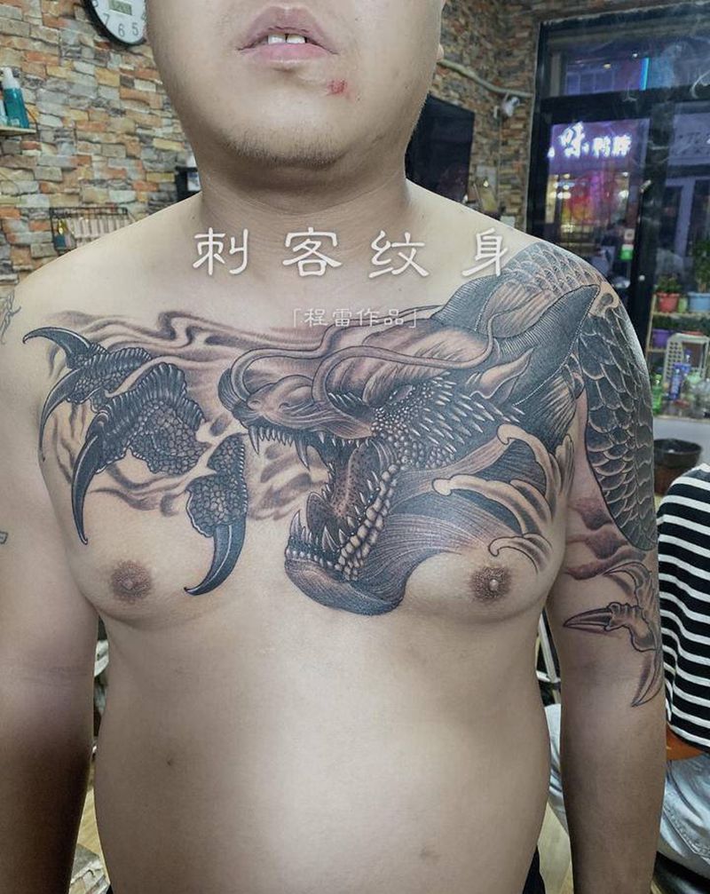 过肩龙纹身图片_胸部纹身图案