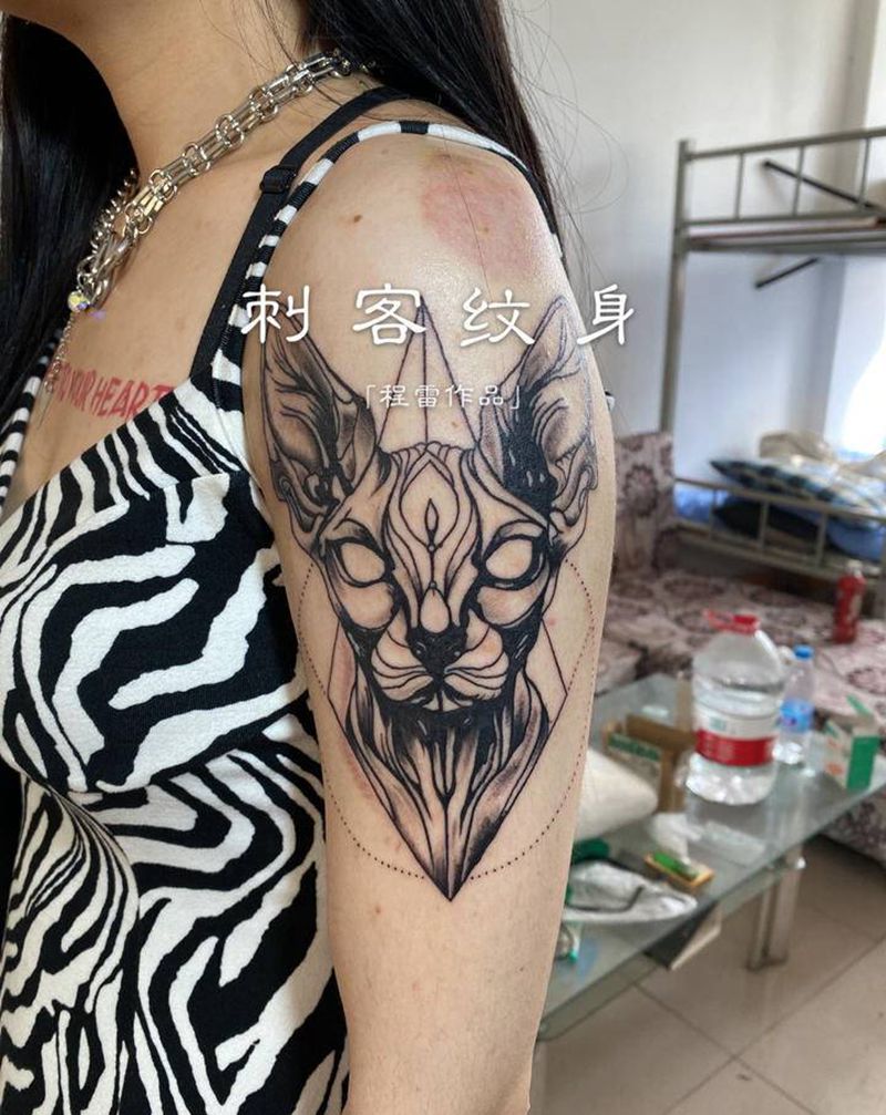 司芬克斯猫纹身图片_肩部纹身图案