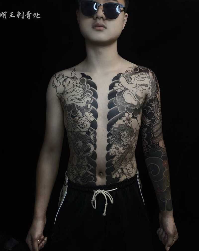 黑灰底雾纹身图片_手臂老传统纹身图案