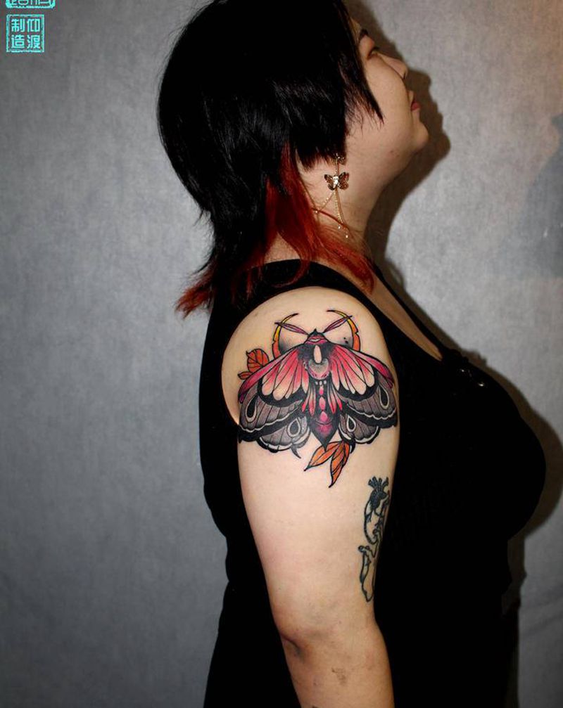 刺个大蛾子纹身图片_手臂纹身图案