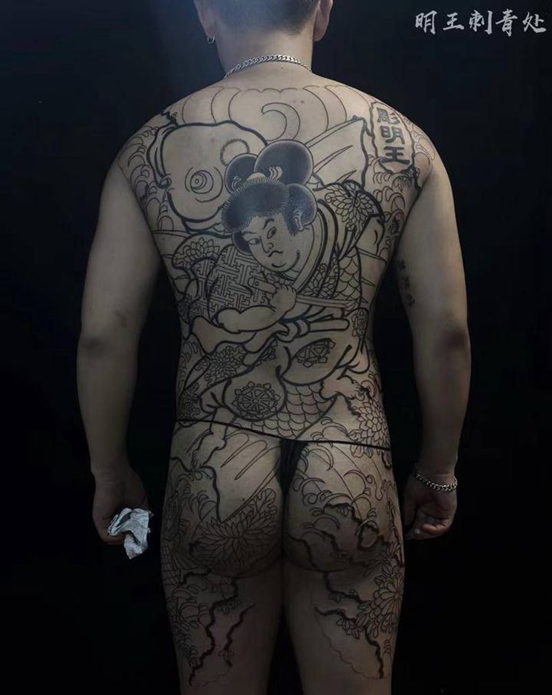 鬼若丸满背背景割线纹身图片_背部老传统纹身图案