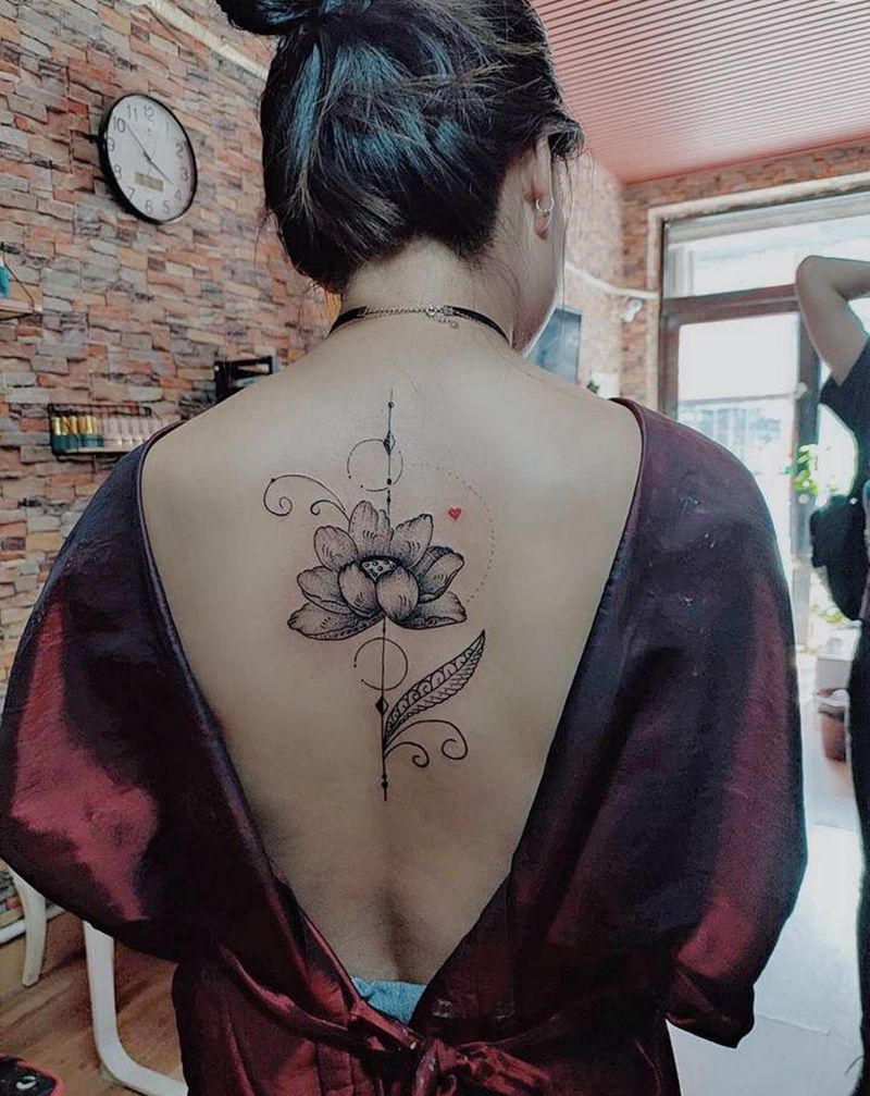 花纹身图片_背部新传统纹身图案