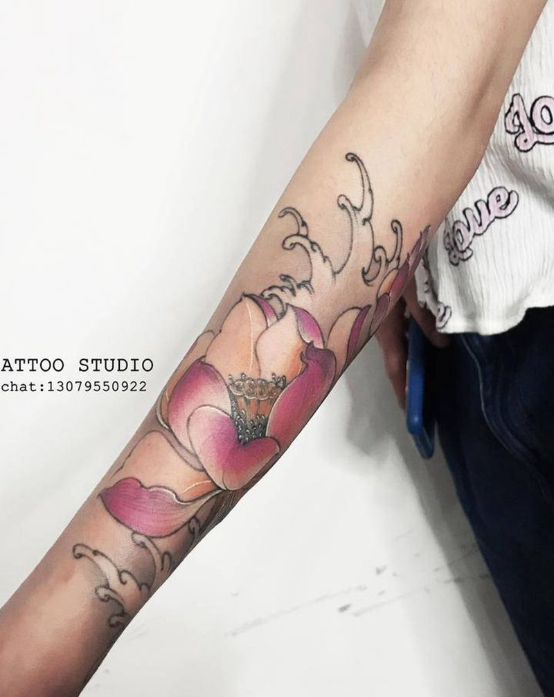 荷花纹身图片_手臂新传统纹身图案