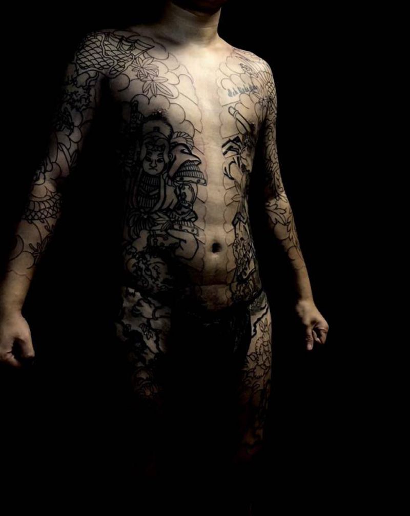 线条整体完工纹身图片_背部老传统纹身图案