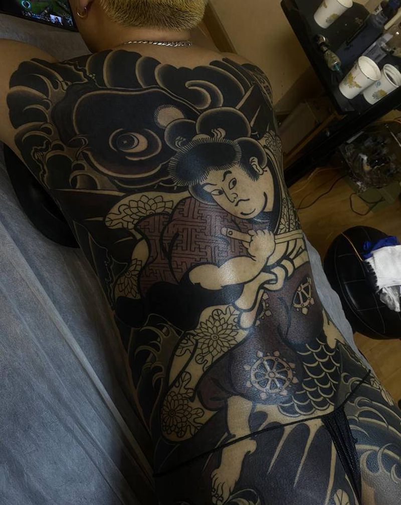 灰度纹身图片_背部老传统纹身图案