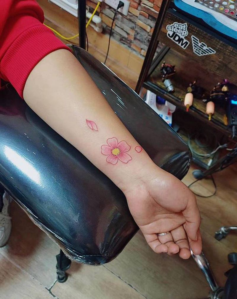 遮疤小花纹身图片_手臂纹身图案