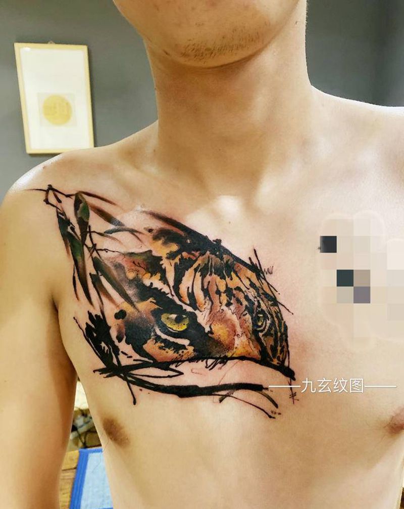 水墨老虎纹身图片_胸部水墨纹身图案
