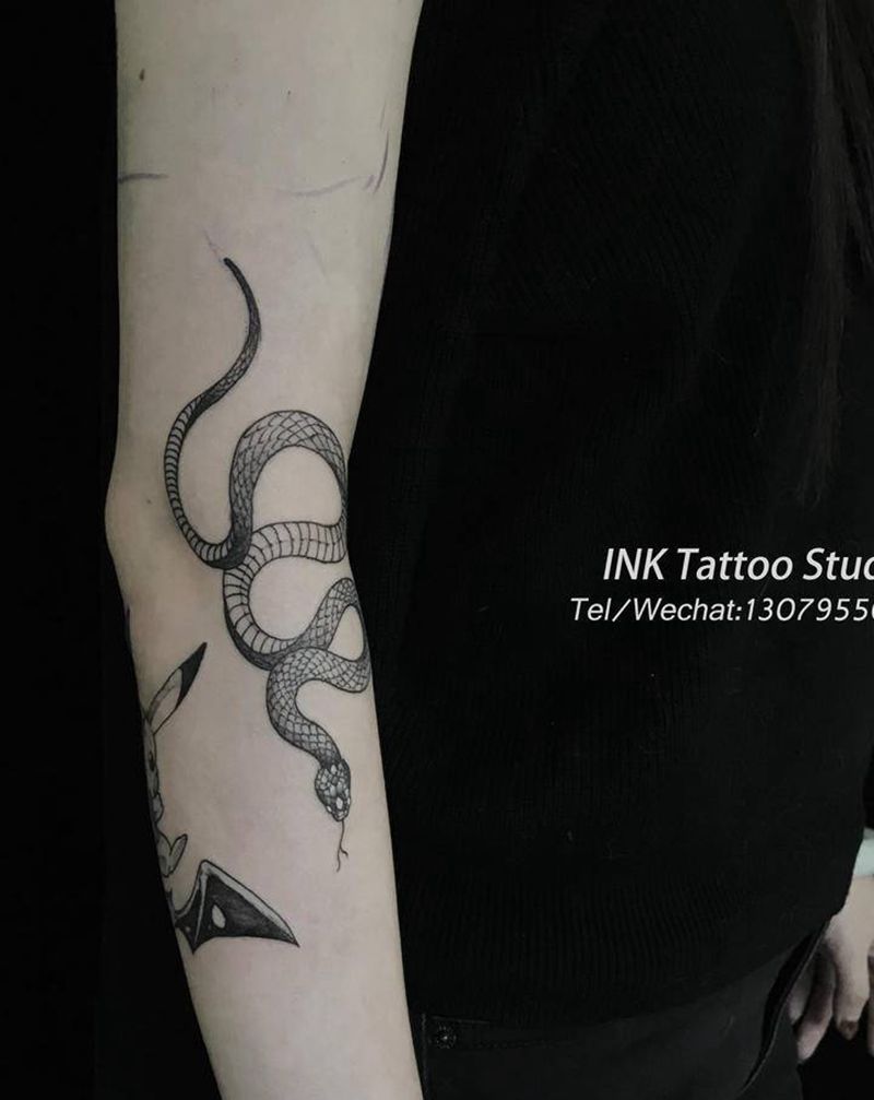 蛇纹身图片_手臂点刺几何纹身图案