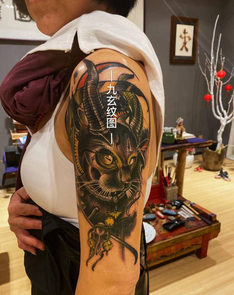 长角的喵咪纹身图片_手臂New School纹身图案