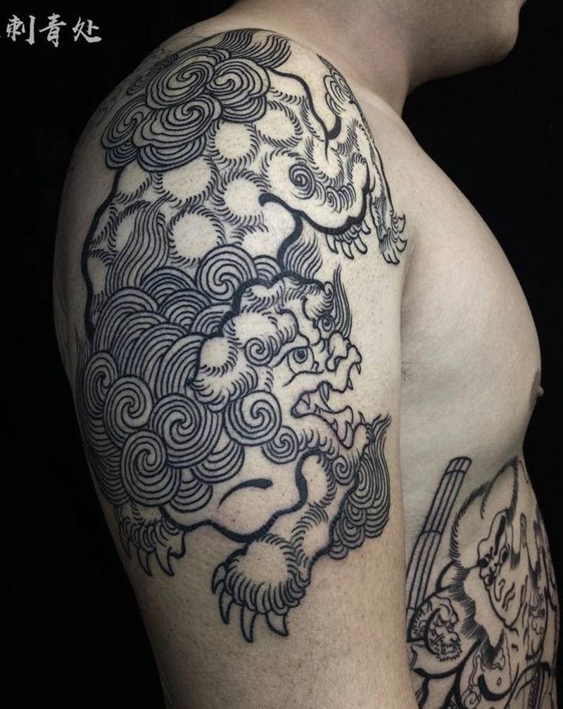双半胛唐狮割纹身图片_手臂老传统纹身图案
