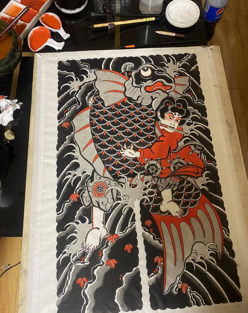 某男子抱鱼纹身图片_老传统纹身图案