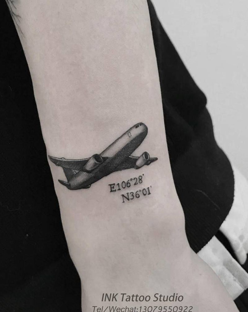 飞机与坐标纹身图片_手臂点刺纹身图案