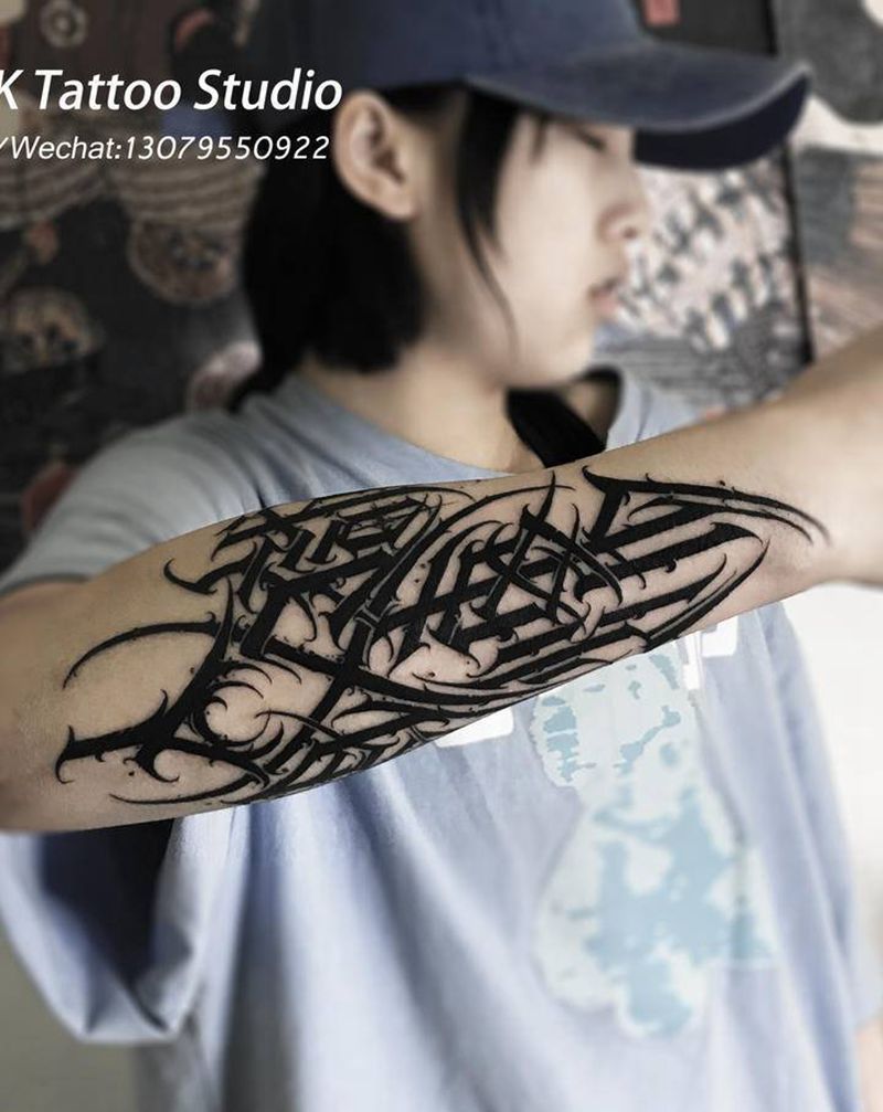 人间炼狱纹身图片_手臂花体字纹身图案