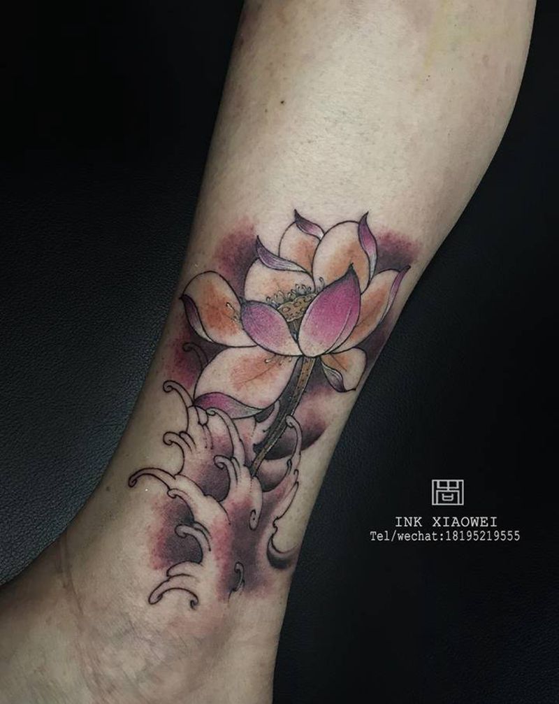 荷花纹身图片_腿部新传统纹身图案