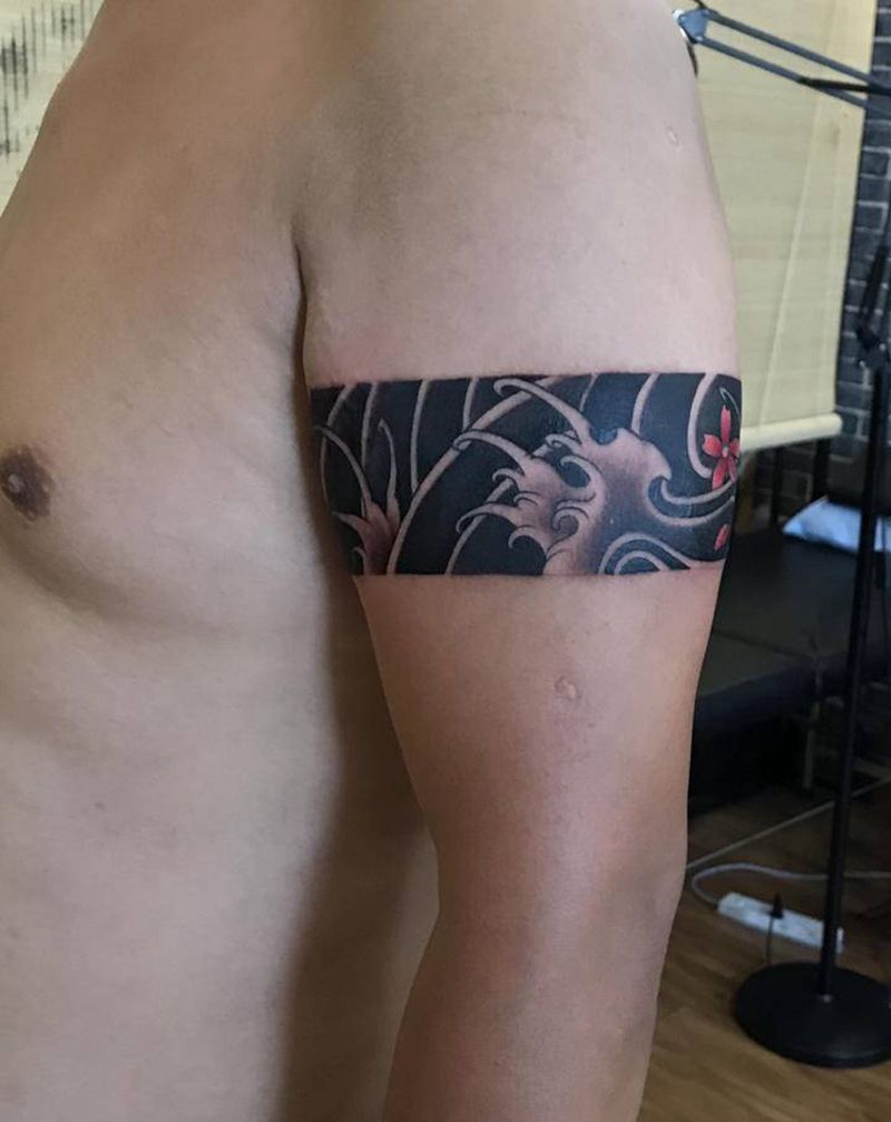 臂环纹身图片_手臂日式浪花纹身图案