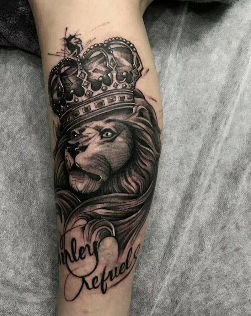 写实大狮子纹身图片_腿部欧美写实黑灰写实狮子纹身图案