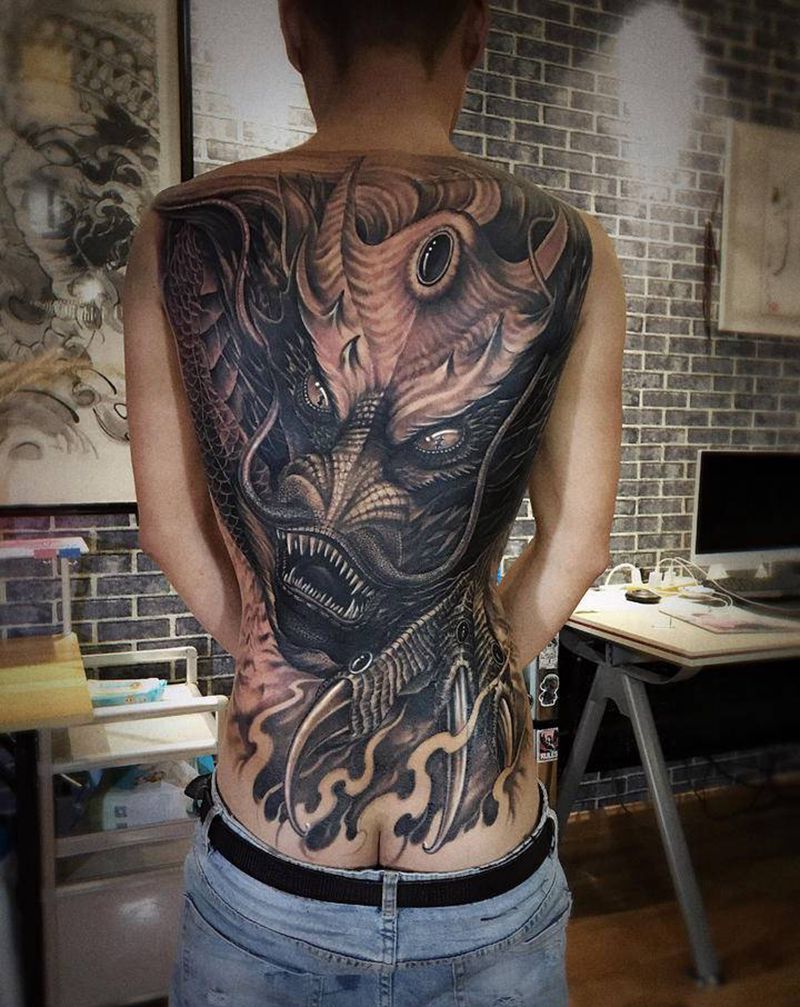 龙纹身图片_背部欧美写实纹身图案