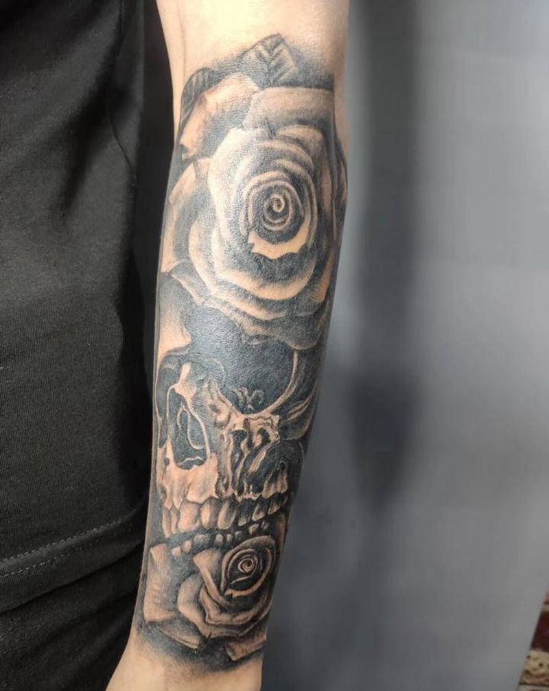 写实骷髅玫瑰纹身图片_手臂欧美写实欧美写实骷髅玫瑰纹身图案