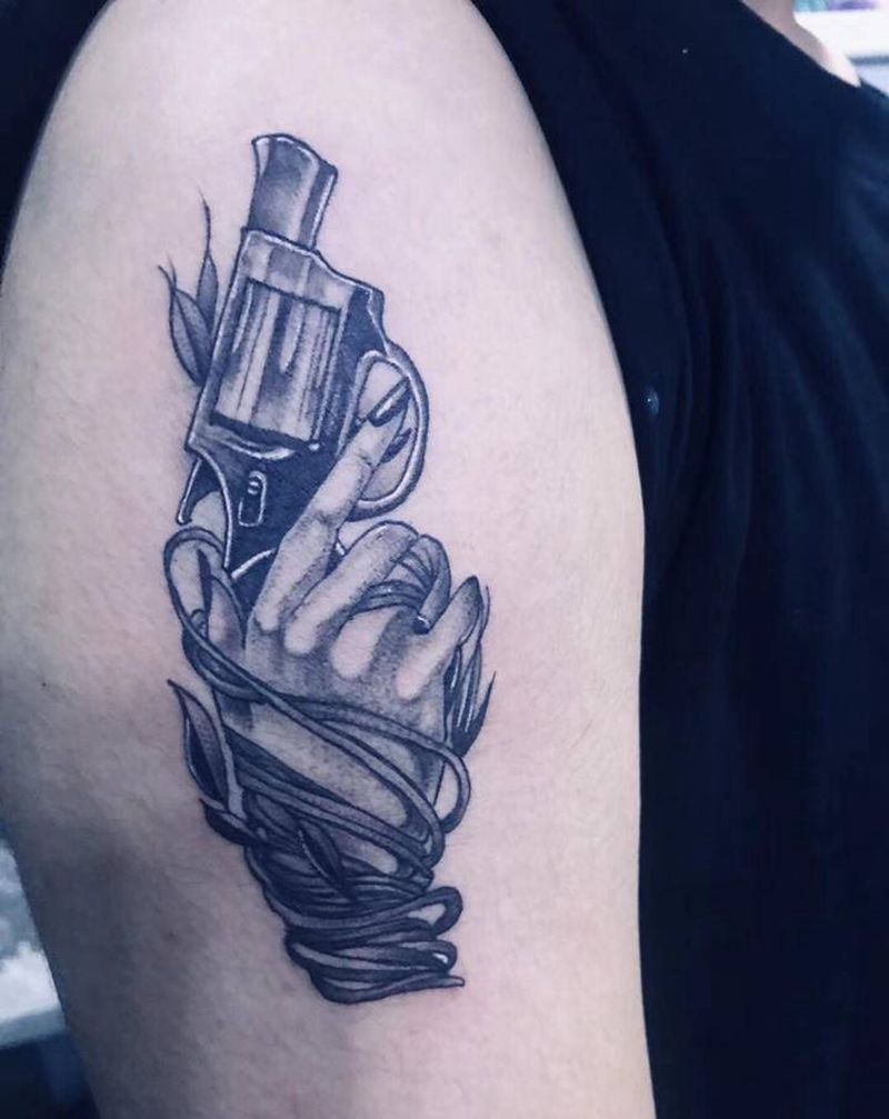 手枪纹身图片_手臂欧美写实左轮手枪纹身图案