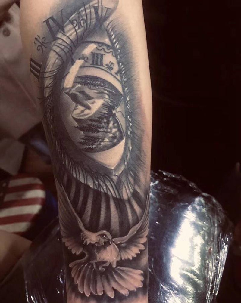 写实眼睛纹身图片_手臂欧美写实New School写实眼睛黑灰纹身图案