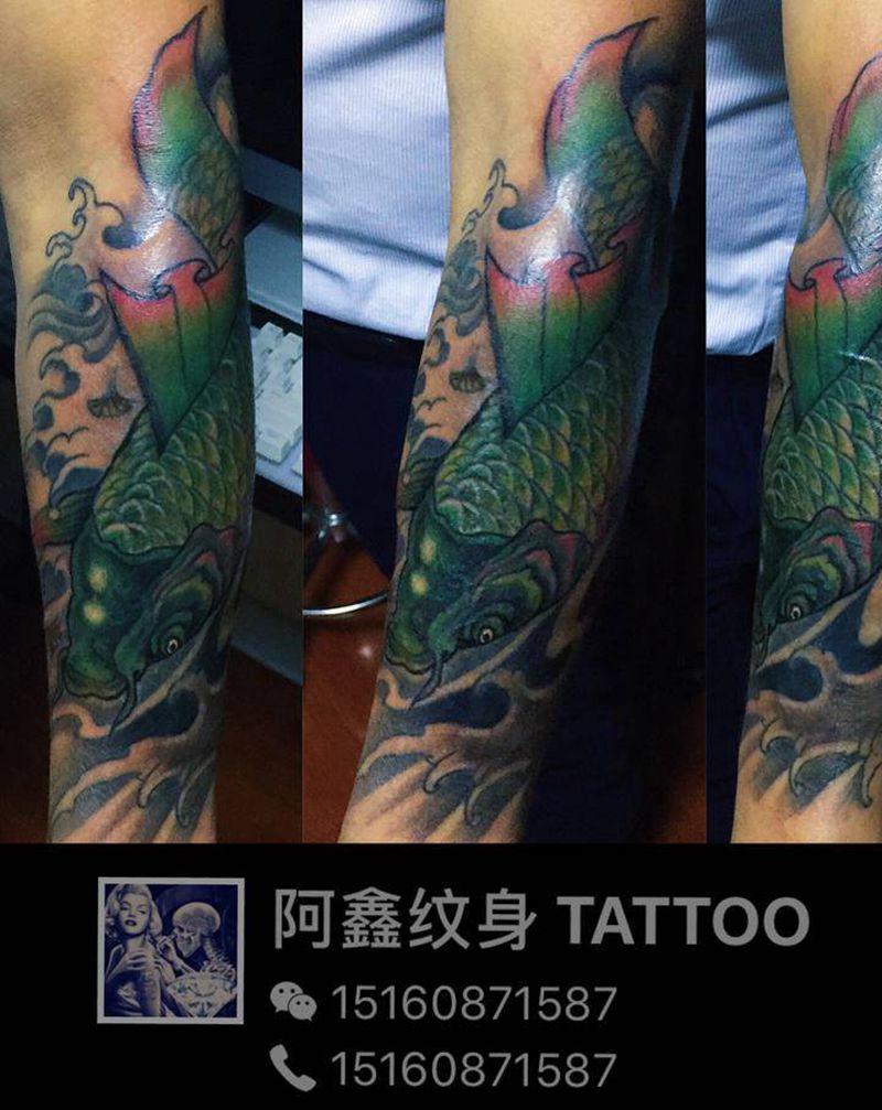 小臂鲤鱼纹身图片_手臂纹身图案