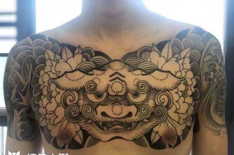 日式花胸唐狮纹身图片_胸部老传统唐狮板雾纹身图案