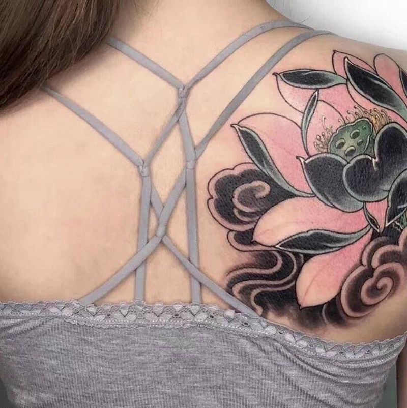 荷花疤痕遮盖纹身图片_肩部背部老传统新传统纹身图案