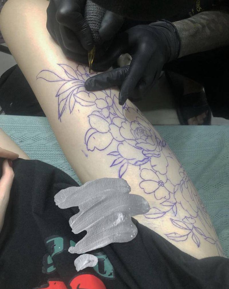 素花纹身图片_臀部腿部纹身图案